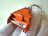 ミニチュア・ピアノのキーホルダー　レザー 【カラー・オレンジ】