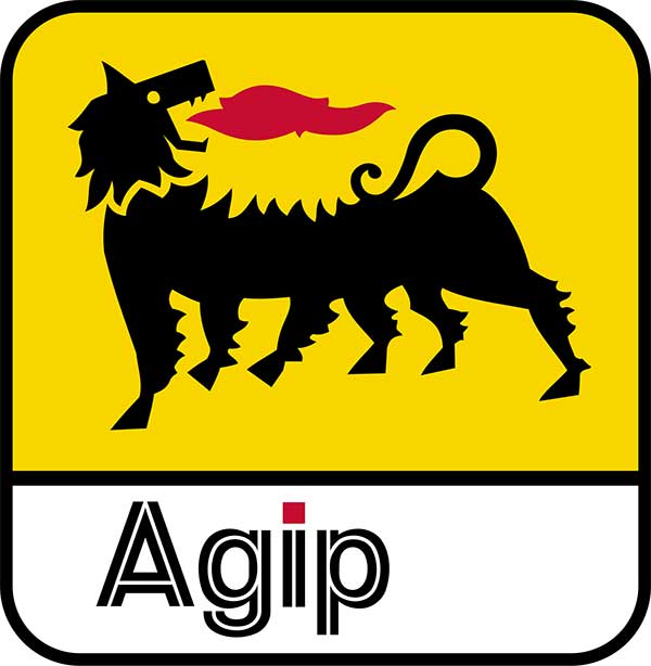 目次 - アジップ(Agip) - 歴史 背景 - Agip（アジップ）の設立 - Agipの設立と政府の影響 - 1930年代 - 1940年代 - 1950年代 - Agipのロゴ - 6本足の犬 - 6本足の犬の歴史 - 6本足の犬のその後   アジップ(Agip)は、イタリア語でAzienda Generale Italiana Petroli（イタリア石油総合会社）の略称で、1926年に設立されたイタリアの公営石油会社です。1953年以降、エニ(Eni)グループの傘下に入り、20世紀末の1990年代にエニに吸収され、同グループの「探査および生産部門（Divisione Esplorazione & Produzione）」となりました。  歴史的に重要な役割を果たし、特にヴィンテージ市場やモータースポーツに関連して、そのブランドは今でも多くの人々に親しまれています。    歴史 背景 1924年に発生したいわゆる「シンクレア事件(Sinclair)」は、米国の石油会社シンクレア(Sinclair)とイタリアの経済省との間で結ばれた協定に端を発するスキャンダルです。この協定では、エミリア＝ロマーニャ地方とシチリア島を含む合計40,000km²の地域で、50年間にわたり石油探査を行う権利が認められていました。  協定によれば、両者は共同で会社を設立し、その資本金の40%をイタリア国家が保有し、探査費用は全額シンクレアが負担する形となっていました。また、得られる利益の25%をイタリア国家が受け取ることとされていました。  このスキャンダルが後のAgip設立に繋がる重要なきっかけとなり、イタリアのエネルギー政策にも大きな影響を与えました。  この協定は国家にとって深刻な損害をもたらすものと判断され、さらには汚職の可能性が疑われました。これに対して、ジャコモ・マッテオッティ(Giacomo Matteotti)とルイジ・ストゥルツォ(Luigi Sturzo)を筆頭とする反対派が公然と批判を開始しました。一部の研究者は、このスキャンダルを追及する予定だったマッテオッティの告発計画が、彼の暗殺の動機の一つになった可能性を指摘しています。  その後も、ドン・ストゥルツォ(Don Sturzo)は議論を続け、国家のエネルギー自立を実現するには国営の公共機関が唯一の解決策であると主張しました。当時のイタリアでは、石炭の供給が乏しく、質も低いものでした。そのため、石炭は国外から輸入する必要があり、そのコストは貿易収支に大きな負担を与え、産業拡大の障害となっていました。また、電力需要を満たすには、発電所が未発達で、主に北部に集中している状況では不十分でした。  最終的に、政府はこの協定を破棄する決定を下しました。この決定が、イタリアのエネルギー政策における国営事業の方向性を決定づけ、後にAgipの設立につながる礎となりました。   Agip（アジップ）の設立 1926年4月3日の王政令法（Regio Decreto Legge）によって、ファシスト政権はイタリア石油総合企業（Azienda Generale Italiana Petroli、Agip）の設立を命じました。この新しい企業は、石油製品の産業および商業活動を担う目的で設立され、形態は株式会社（Società per Azioni）として発足しました。  資本構成 60%: 財務省（Ministero per il Tesoro） 20%: 国立保険機関（Istituto Nazionale delle Assicurazioni, INA） 20%: 社会保険機関 初代社長には、電力産業界の起業家であるエットーレ・コンティ・ディ・ヴェランピオ（Ettore Conti di Verampio）が就任しました。  前身組織との連携 Agipは設立にあたり、1924年から活動していたSNOM（Società Nazionale Olii Minerali）の業務と流通網を引き継ぎました。SNOMは、1923年にソ連の全ロシア石油シンジケート（Sindacato Panrusso della Nafta）およびCICE（Compagnia Industriale Commercio Estero）との協定に基づき、Victoria（ヴィクトリア）ガソリンやSole（ソーレ）灯油を輸入・販売していました。  また、SNOMの流通網はイタリアのアフリカ植民地にも広がっており、このネットワークがAgipの基盤となりました。  設立の背景と目的 Agipは当初、イタリア政府、Fiat（フィアット）、およびBP（ブリティッシュ・ペトロリアム）の三者間による協調体制で設立されました。特にBPは、この新会社を石油探査活動に活用することを目指していました。こうした背景には、国内のエネルギー供給を確保し、海外依存を減らすという国益が大きく関係していました。  Agipの設立と政府の影響 Agip（アジップ）の設立は、形式上は株式会社として行われましたが、実際には公的機関としての性格を持つものでした。この設立に関して、ジュゼッペ・ヴォルピ（Giuseppe Volpi） 財務大臣とジュゼッペ・ベルルッツォ（Giuseppe Belluzzo） 経済国家大臣の影響が強く指摘されています。特にヴォルピは、FIAT（フィアット）と共に石油事業に深く関与しており、ローマニアでの探査活動にも関わっていました。このような背景から、アジップの初期の活動の一つは、ヴォルピ大臣の事業活動を引き継ぐことになりました。  1927年の「鉱山法（Legge Mineraria）」の制定 さらに、1927年には「鉱山法（Legge Mineraria）」が制定され、これによってイタリアの地下資源は国有財産（demanio dello Stato）とされました。この新しい法律は、石油をはじめとする地下資源に対する探査や採掘活動に、政府の許可または契約（concessione）を必要とすることを定めました。この法改正により、Agipは政府の監督下で石油業務を展開することとなりました。   1930年代 この時期、Agip(アジップ)は1929年の経済危機を乗り越え、再び発展を始めました。1933年、アレッサンドロ・マルテッリ(Alessandro Martelli)の下で、当時の経済省大臣であったマルテッリは、精製所に関する保護主義的な規制を制定しました。これにより、Agipはこの分野でより自由に活動できるようになりました。  発展の初期段階で、Agipはイタリア国内で小さな油田を発見し、開発を始めました。たとえば、トラムトラ(Tramutola) などの場所です。  また、Agipはフィウメ(Fiume)に精製所を所有しており、1936年にはヴォルピ(Volpi)が所有していたマルゲラ(Marghera)の精製所を買収しました。その後、Agipはモンテカティーニ(Montecatini)と提携し、アニック(ANIC: Azienda Nazionale Idrogenazione Combustibili)という共同事業体を設立しました。この新しい企業は、リグナイト（褐炭）を水素化して燃料を生成することを目的としていました。  その後、Anicは、アジア・イタリア・ペトロリ・アルバネージ(AIPA: Azienda italiana petroli albanesi)から抽出されたアルバニア産の石油を精製するために、二つの精製所を建設しました。しかし、アルバニア産の石油は品質が悪く、その精製は経済的に成り立たないことが判明しました。  1934年には初めての屈折法地震調査が行われ、その翌年からは反射法の地震調査が試みられました。これは、浅い深度から反射されたイベントを記録できる5、6個の受信機を使った初めての屈折法地震調査でした。Agip(アジップ)は、アンブロン(Ambronn)製の圧電クォーツ式地震計を持っており、パルマ(Parma)の自社ラボで炭素式地震計を備えたグループを作っていました。1935年には、反射法地震調査用に適した第3の機器の製造を開始しました。  1936年末には、イタリア国内で2つの地震調査チームが稼働していました。一つはメルフィ(Melfi)に拠点を置き、アンブロン地震計を使用して、フランキーニ(Franchini)技師がグループリーダーを務め、マッシ・マウリ(Massi Mauri)がオペレーターを担当していました。もう一つはポデンツァーノ(Podenzano)に拠点を置き、炭素式地震計を使用し、シニーニ(Signini)技師がグループリーダーを務め、ダ・ロルド・ブルーノ(Da Rold Bruno)がオペレーターを担当していました。Agipの管理下には、「アルタ・イタリア(Alta Italia)」、「イタリア中央部(Italia Centrale)」、「イタリア南部および島嶼部(Italia Meridionale e Insulare)」の3つのグループがあり、それぞれのグループリーダーは、最初は地球物理学部門で作業していた技師たちでした。  1937年から、ジオフィジカ部門の部長ティツィアーノ・ロッコ(Ing. Tiziano Rocco)技師は、ドイツとアメリカでの反射法地震学の進展に注目しました。ヨーロッパでは地震学は理論的に知られていたものの、探査には実際には利用されていませんでした。ロッコ技師の指導のもと、Agip(アジップ)はヨーロッパで初めてこのシステムを利用し、地質学者たちが石油やガスの埋蔵が期待されると見なしていたポー平野で探査を行いました。1940年に調査が始まり、1930年代後半にアメリカから輸入した地震調査機器を使用して、最初の大規模な天然ガス鉱床の発見に至りました。  一方で、植民地キャンペーンを支えるための費用がかさんだため、Agipは一部の外国での投資を続けることができず、特にイラクでの探査活動を放棄せざるを得ませんでした。その代わり、探査者アルディート・デージオ(Ardito Desio)がリビアで石油を発見しました。1939年には「ペトロリビア作戦」と呼ばれる活動が始まり、AgipはFIAT(フィアット)と提携し、前年に化学合成からガソリンを生成する可能性を探る「イタリア合成燃料会社(Società Italiana Carburanti Sintetici)」を設立しました。  国際的な制裁がイタリアに課された後、そしてその結果としての自給自足政策（オートアーキア autarchia）が実施され、液体燃料特別局は次のように定めました：「1936年2月21日より、イタリア国内で消費されるすべてのガソリンには最低20％のアルコールを混ぜることが義務付けられた。」これを受けて、Agip(アジップ)は次の3種類の混合燃料を販売しました：ロブール(Robur)（サトウダイコンアルコールから部分的に得られる自給自足型の燃料）、ベンジーナ・リットリア(Benzina Littoria)（「ノルマーレ」、すなわちヴィクトリアガソリンを補完する「スーパー」ガソリン）、およびミシェラB.A.(Miscela B.A.)（スクーター用）。   1940年年代 1940年、戦争の勃発に伴い、イタリア領内の交戦国の企業は接収され、Agipには外国の石油会社から接収された資産が引き渡されました。Agipはその時点でルーマニアでも重要な地位を占めており、ルーマニアの石油業界第3位の企業であるプラホヴァ(Prahova)社の90％の株式を保有していました。しかし、戦争により地元企業は生産が不可能になっていたものの、アメリカの企業（アメリカは約半分の資源を管理していたとされる）がプラホヴァ社の買収に関心を示していたとされています。  1943年9月8日の休戦後、社会共和国イタリア（レプッブリカ・ソチャーレ・イタリアーナ）では、Agip(アジップ)は管理下に置かれ、1943年12月6日にカルロ・ザンマッティ(Carlo Zanmatti)技師が管理者に任命され、ブルノ・マッツァッジョ(Bruno Mazzaggio)がその副管理者となりました。間もなくして、株主総会が開催され、Agipの本社がローマからミラノに移転されることが決定されました。  1944年夏、アメリカの石油技術者であるエルマー・J・トーマス(Elmer J. Thomas)がイタリアに訪れ、1930年から1933年にかけてすでにイタリア半島で調査を行っていた彼は、Agipの本社および農業省に保管されている資料にアクセスを許可されました。その後、占領軍からの要請があり、Agipの閉鎖を求められました。  その翌年の10月、カヴィアガ(Caviaga)で天然ガスの埋蔵量が発見されましたが、ザンマッティはその井戸を封鎖し、情報を秘匿するよう命じました。後に、彼はこの決定を、ドイツ軍の手に渡らないようにするためだと説明しています。  戦争中、Agip(アジップ)のタンカー船は沈没しました。  1945年2月には、ローマに新しい取締役会が設置され、本社移転は取り消されました。この取締役会の会長にはアルナルド・ペトレッティ(Arnaldo Petretti)上院議員が任命されました。Agipは他にも、Anic(アニック)、Snam(スナム)、Ente minerario(鉱業公社)を管理していました。同年3月22日、アメリカ合衆国国務省のジョセフ・C・グルー(Joseph C. Grew)代理は、ローマのアメリカ大使アレクサンダー・C・カーク(Alexander C. Kirk)に対して、次のように書きました。「イタリア政府の石油事業への関与は、競争的な状況を生み出し、その結果、政府が恣意的な行為に走る誘惑に駆られることになるでしょう。 [...] このような事態が繰り返されることは、イタリアの消費者にとって不利益であり、イタリアとアメリカの商業関係にとって有害です。」  ペトレッティは、以前にイタリア東アフリカの副総督を務めており、予期せぬ形で英米の企業に対して開かれた姿勢を見せました。「現在進行中のいくつかの作業を除けば、 [...] さらなる調査は民間のイニシアチブに委ねることができる。 [...] 石油産業の設備は、特に英米の資本と経験の貢献によって繁栄し発展してきたが、戦争による損害を受けた。 [...] それでもなお、連合国の各国グループの協力により、未だ完全には評価されていない損失を補い、理解と古き友好の精神で、過去に両国が協力していた活動を再開できることを期待しています。」   1945年4月28日、解放戦線経済委員会（Comitato di Liberazione Nazionale）で、チェーザレ・メルツァゴラ（Cesare Merzagora）が議長を務める中央経済委員会が、Enrico MatteiにAgipの清算を任せることを決定しました。この決定は、他の公的機関の清算に関する同様の決定に続くもので、Matteiが特別委員に任命されたのは、マリオ・フッェラーリ・アグラディ（Mario Ferrari Aggradi）によって提案されたものでした。  1945年5月12日、MatteiはAgipの清算委員として任命され、会社の設備を6億リラで売却することを決定しましたが、購入者は現れませんでした。同日、アメリカの軍人ヘンダーソン（Henderson）大佐とキング（King）大佐の指示により、イタリア北部での石油製品の配給をAgipからCIP（Comitato Italiano Petroli、イタリア石油委員会）という連合国の機関に移行するよう命じられました。  1945年10月、ローマとミラノのAgipは統合され、Matteiは副社長に就任し、1946年には再び取締役に戻りました。Matteiは、会社の成長の可能性を信じており、政府から与えられた指示に従う代わりに、Agipの技術者たちから、長年求めていた石油の発見が確実なものになるという確信を得て、会社を清算しませんでした。むしろ、彼はポー川平原での掘削を再開し、Agipを再編成して国際市場での成長を促進しました。この成長を助けたのは、彼の政治的なつながりでした（Matteiはカトリック系のパルティジャーノとして活動し、1948年にはキリスト教民主党の議員となりました）。  1946年、Agipはかなりの量のメタンガスを発見し、1949年にはカヴィアガ（Caviaga）周辺の大規模なガス田が公表されました。そして、最も重要な発見が、ピアチェンツァ近郊のコルテマッジョーレ（Cortemaggiore）での巨大な石油埋蔵量の発見です。この発見は、財務大臣エツィオ・ヴァノーニ（Ezio Vanoni）と多数のジャーナリストや写真家の前で行われました。コルテマッジョーレという地名はその後、Agipの重要な商品名となり、「SuperCortemaggiore」という強力なイタリア製ガソリンの商業スローガンにも使用されました。  また、1948年の選挙後、1949年6月20日にMatteiは再び副社長に就任し、マルチェッロ・ボルドリーニ（Marcello Boldrini）が社長に就任しました。  1950年代 1950年代に入ると、Agipはイタリア国内での探査活動において独占的な権利を持つことになり、これによりエジソン（Edison）やモンテカティーニ（Montecatini）といった他のイタリアの民間企業が国内の鉱物資源探査に関与することは排除されました。この独占権を巡って、アメリカ合衆国との間で対立が生じました。アメリカは自由市場での石油取引を推進していたため、イタリア国内でのこうした制限に反対していました。  1952年、ENI（エニ、エネルギー・ナショナル・インダストリー）が設立される際、Agipはその中で最も重要な4つの親会社の一つとして位置づけられ、Agip Mineraria、SNAM、ANICとともにENIの中核を成しました。  また、石油産業だけでなく、液化ガス産業も重要な役割を果たし、Agipgasは1956年には全国に14,200のガソリンスタンドを持ち、さらに東地中海地域への拡大も進めました。  Agipのロゴ  Agipの最初のロゴは、三重円に「Agip」の略称を記したもので、1926年10月25日にSNOM（Società Nazionale Oli Minerali）によってミラノ商工会議所に商標登録されました（登録番号34207）。このロゴは、同社が販売していたガソリン、石油、鉱油などの分配用機器を区別するために使用されました。  1953年にENIが設立された際、新しい「Supercortemaggiore」ガソリンのためのロゴを一般公募で募集しました。この公募には4,000を超える提案が寄せられ、最終的にアーティストのルイージ・ブロッジーニ（Luigi Broggini）による「六本足の犬」のデザインが選ばれました。しかし、彼はそのデザインの著作権を主張することはなく、実際にはそれに先立って、フェデリコ・セネカ（Federico Seneca）によってデザインされた三本足の猫のロゴが「AgipGas」に使用されていました。このデザインはその後、ジュゼッペ・グッツィ（Giuseppe Guzzi）によって仕上げられました。 最終的なロゴは、元々のスケッチからほとんど変更はありませんでしたが、犬の顔が最初は前方を向いていたのが、恐れを感じさせないように後ろを向くように変更されました。これにより、より親しみやすく、安心感を与える印象を与えるように調整されたのです。  一部の人々によると、このロゴはローディ地方の伝説に登場する幻想的なドラゴン、タランタジオ(Tarantasio)にインスパイアされたものだと言われています。その地域でメタンが発見されたとき、かつて沼地の守護者であり、土地の干拓後に地下に消えたその動物がガスの形で再出現したと考えられたのです。  新しいロゴは予想以上に大きな成功を収め、1962年からは「6本足の犬、カーネ・ア・セイ・ザンペ(Cane a Sei Zampe)」が正式にENI(エニ)、AGIP(アジップ)、そしてグループ内のすべての企業を象徴するロゴとなりました。この新たな企業イメージに基づき、1972年にはBob Noorda(ボブ・ノーダ)が手掛けたUnimark(ユニマーク)によってロゴが再設計されました。特に、Noorda(ノーダ)は犬の形を短くし、目を丸く小さくして、全体の傾きを7度から5度に減少させ、彼が作った四隅が丸い黄色い四角形の枠内に収められるようにしました。  さらに、1998年1月にはNoorda(ノーダ)によって犬の形がわずかに再度短縮され、ENI(エニ)とその関連企業であるAGIP(アジップ)の新しい企業イメージを作り出しました。この変更は、ENI(エニ)が公企業から株式会社へと変わる際に行われました。  2008年11月29日、ENI(エニ)は自社のロゴを刷新し、その過程でAGIP(アジップ)のロゴを自社のロゴに徐々に置き換えていくことを発表しました。   6本足の犬、カーネ・ア・セイ・ザンペ(Cane a Sei Zampe)  「6本足の犬、カーネ・ア・セイ・ザンペ(Cane a Sei Zampe)」は、ENI(エニ)のロゴであり、これまで同社のロゴやグループ内の各企業のロゴ（例えば、AGIP(アジップ)）と常に関連付けられてきました。公式な解釈によれば、この犬の六本の足は、自動車の四つの車輪と運転手の二本の足を象徴しているとされています。  この有名なロゴの作者は、1952年に開催された特別なコンペで創作されたもので、長らくミラノのグラフィックデザイナー、ジュゼッペ・グッツィ（Giuseppe Guzzi）の作品とされていましたが、実際には彼はそのロゴの仕上げを行っただけで、コンペに提出した人物ではありません。真の作者はルイージ・ブロッジーニ(Luigi Broggini)であり、その作品の父親であることは、ブロッジーニの死後1983年に息子によって正式に明かされました。    歴史  「6本足の犬、カーネ・ア・セイ・ザンペは四輪車の忠実な友」  （アジップの最初の広告スローガン、エットレ・スコラ(Ettore Scola)によって考案）  ロゴの創造  1950年代初頭、アジップはイタリア国内で完全に製造されたガソリンを市場に投入しました。原料となる小さな石油鉱床は、1949年にピアチェンツァ県コルテマッジョーレで発見されたもので、この石油から精製されたガソリンが販売されました。  1945年からアジップの社長を務めていたエンリコ・マッテイ(Enrico Mattei)は、新しい製品にはその製品を識別できる広告イメージが必要だと考えました。彼は広告部門を再編し、三つの側面からなる現代的なスタイルの広告キャンペーンを展開しました。  名前：スーペルコルテマッジョーレ (Supercortemaggiore) スローガン：「イタリアの強力なガソリン (La potente benzina italiana)」 製品専用のロゴ  それまで、アジップやその個別の製品にはロゴが存在していませんでした。そこでマッテイ(Enrico Mattei)は、同社の主要な二つの製品（スーペルコルテマッジョーレ(Supercortemaggiore)とアジップガス(AgipGas)）の広告イメージを作成するために、広告コンペティションを開催することを決定しました。このコンペでは、以下のものを作成することが求められました：  - 2つの製品のロゴ（40 × 20 cm） - 屋外看板（100 × 70 cm） - ガソリンスタンドのポンプの色彩  コンペの優勝者には、1000万円の賞金が提供されることになりました。マッテイは、著名な建築家ジョ・ポンティ(Giò Ponti)を審査委員会の委員長に任命し、委員会にはイタリアの芸術やデザイン界の著名人（マリオ・シローニ(Mario Sironi)、ミーノ・マッカリ(Mino Maccari)、アントニオ・バルディーニ(Antonio Baldini)、シルヴィオ・ネグロ(Silvio Negro)）が名を連ねました。ポンティはその年の4月に自らの雑誌「ドムス(Domus)」にコンペの告知を掲載しました。  審査委員会は、1952年9月8日から10日までに集まりましたが、ジョ・ポンティは南アメリカに長期滞在していたため、参加することができませんでした。コンペのすべての優勝作は、1952年11月号の「ドムス」第275号に掲載されています。提案されたデザインの中で最も多く見られたモチーフは、さまざまな種類と大きさの炎でした。その中で、ジュゼッペ・グッツィ(Giuseppe Guzzi)は、黒い六本足のドラゴン犬が大きな赤い炎を吹いているデザインを提出しました（この作品は実際にはヴァレジーノ出身の彫刻家ルイージ・ブロッジーニ(Luigi Broggini)によるものでした）。   1952年9月に、次のようにコンペの優勝者が選ばれました：  - スーペルコルテマッジョーレの屋外看板：ジュゼッペ・グッジ(Giuseppe Guzzi)による「六本足の犬」 - アジップガスの屋外看板：エンツォ・ロタ(Enzo Rota)によるスケッチ - スーペルコルテマッジョーレのロゴ：カルロ・ドラディ(Carlo Dradi)とフルヴィオ・パルディ(Fulvio Pardi)によるスケッチ（ジュゼッペ・グッジが3位） - アジップガスのロゴ：エジディオ・マッタ(Egidio Matta)によるスケッチ、右側に炎のような水平な要素があるA字型のデザイン。しかし、このロゴは数年後、フェデリコ・セネカ(Federico Seneca)によってデザインされたものに置き換えられました。セネカはコンペで炎の尾を持つ三本足の猫を描いていました。  広く伝えられている未確認の伝説によれば、ブロッジーニ(Broggini)とグッジのドラゴン犬はもともと前方を向いており、炎もその方向に吹き出していたと言われています。しかし、より攻撃的でない印象を与えるために、後に頭の位置と炎の方向が修正されたとされています。   「六本足の犬」は1953年に誕生し、同年設立されたエニ(Eni)のロゴとして採用されました。ロゴのスケッチを手がけたのはデザイナーのジュゼッペ・グッジです。ブロッジーニは自らの作品であることを一度も認めることはなく、その死後（1983年）に息子の証言を基に作品の作成者として認められました。  「六本足の犬」と「猫」は、どちらも怪物的な存在として描かれており、これはケルベロスやキメラのような地下世界の神々や神話的人物に典型的に見られる特徴です。このようなイメージは、地下資源の利用と関連した企業であるエニにぴったりのものです。この点に関しては、同じ時期にフェデリコ・セネカ(Federico Seneca)がBPの潤滑油「エネルゴール(Energol)」のためにデザインした、火を吹く舌を持つ蛇のドラゴンと比較することができます。この製品は、イタリアではアジップ(Agip)によって販売されました。  また、別の説では、六本足の犬は、イタリアのローディ地方に伝わる伝説のドラゴン「タランタジオ(Tarantasio)」に触発されたというものがあります。この伝説によると、その地域でメタンが発見された際、かつて湿地を守っていたこの動物が地下に消えた後、ガスの形で再び現れたと考えられました。    その後  1972年、最初の「六本足の犬」のロゴ更新が行われ、ユニマーク・インターナショナル(Unimark International)に依頼されました。ボブ・ノールダ(Bob Noorda)が担当し、アジップの販売網にも適用可能な共通のコミュニケーションプロジェクトを作成し、エニグループの統一された企業イメージを確立するための新しい識別性を持つアイデンティティを作り上げました。このリニューアルされたロゴでは、著名な「六本足の犬」が、丸みを帯びた四隅の黄色い四角い枠に収められています。  ボブ・ノールダは、ブロッジーニ(Broggini)が描いた犬のデザインに小さな変更を加え、より親しみやすく、現代的に仕上げました。犬の体はわずかに短くされ、傾きが調整され、背中の突起が控えめになり、目は丸く小さくなりました。また、ユニマークはエニの新しい企業書体のデザインも手掛けました。クラシックなフォント「スタンダード・ボールド(Standard Bold)」をカスタマイズし、各文字の中央に白い細い線を入れることで、中央分離帯のある二車線の道を象徴するデザインを施しました。  グループのロゴは1998年2月1日に再度更新され、エニが国営企業から株式会社に変わった際に新たなデザインが施されました。この改訂も引き続きボブ・ノールダが担当しました。六本足の犬は黄色い枠に囲まれ、下に「Eni」の文字が配置され、二つの要素は赤い細い横線で分けられています。  2008年、エニグループは再度ブランドのイメージ刷新を決定し、同年11月末に新しいロゴを発表しました。この新しいロゴは、アントニオ・ロマーノ(Antonio Romano)のイナレア(Inarea)エージェンシーによってデザインされました。新たにすべての企業に共通する名称「Eni」が採用され、ガソリンスタンドからガス、電力、石油生産、証券取引所まで、すべての事業が統一されました。六本足の犬は唯一の統一的な要素となり、新しいロゴでは犬が四角から外に出て動き始め、下部が切り取られた小文字で表記された「eni」が、企業と関係者（ステークホルダー）との親密な関係を象徴しています。