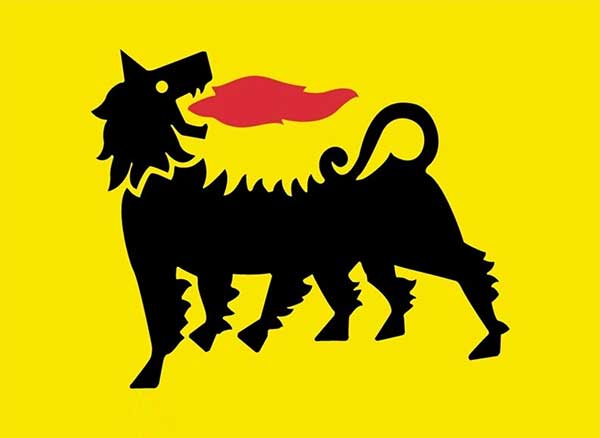 目次 - アジップ(Agip) - 歴史 背景 - Agip（アジップ）の設立 - Agipの設立と政府の影響 - 1930年代 - 1940年代 - 1950年代 - Agipのロゴ - 6本足の犬 - 6本足の犬の歴史 - 6本足の犬のその後   アジップ(Agip)は、イタリア語でAzienda Generale Italiana Petroli（イタリア石油総合会社）の略称で、1926年に設立されたイタリアの公営石油会社です。1953年以降、エニ(Eni)グループの傘下に入り、20世紀末の1990年代にエニに吸収され、同グループの「探査および生産部門（Divisione Esplorazione & Produzione）」となりました。  歴史的に重要な役割を果たし、特にヴィンテージ市場やモータースポーツに関連して、そのブランドは今でも多くの人々に親しまれています。    歴史 背景 1924年に発生したいわゆる「シンクレア事件(Sinclair)」は、米国の石油会社シンクレア(Sinclair)とイタリアの経済省との間で結ばれた協定に端を発するスキャンダルです。この協定では、エミリア＝ロマーニャ地方とシチリア島を含む合計40,000km²の地域で、50年間にわたり石油探査を行う権利が認められていました。  協定によれば、両者は共同で会社を設立し、その資本金の40%をイタリア国家が保有し、探査費用は全額シンクレアが負担する形となっていました。また、得られる利益の25%をイタリア国家が受け取ることとされていました。  このスキャンダルが後のAgip設立に繋がる重要なきっかけとなり、イタリアのエネルギー政策にも大きな影響を与えました。  この協定は国家にとって深刻な損害をもたらすものと判断され、さらには汚職の可能性が疑われました。これに対して、ジャコモ・マッテオッティ(Giacomo Matteotti)とルイジ・ストゥルツォ(Luigi Sturzo)を筆頭とする反対派が公然と批判を開始しました。一部の研究者は、このスキャンダルを追及する予定だったマッテオッティの告発計画が、彼の暗殺の動機の一つになった可能性を指摘しています。  その後も、ドン・ストゥルツォ(Don Sturzo)は議論を続け、国家のエネルギー自立を実現するには国営の公共機関が唯一の解決策であると主張しました。当時のイタリアでは、石炭の供給が乏しく、質も低いものでした。そのため、石炭は国外から輸入する必要があり、そのコストは貿易収支に大きな負担を与え、産業拡大の障害となっていました。また、電力需要を満たすには、発電所が未発達で、主に北部に集中している状況では不十分でした。  最終的に、政府はこの協定を破棄する決定を下しました。この決定が、イタリアのエネルギー政策における国営事業の方向性を決定づけ、後にAgipの設立につながる礎となりました。   Agip（アジップ）の設立 1926年4月3日の王政令法（Regio Decreto Legge）によって、ファシスト政権はイタリア石油総合企業（Azienda Generale Italiana Petroli、Agip）の設立を命じました。この新しい企業は、石油製品の産業および商業活動を担う目的で設立され、形態は株式会社（Società per Azioni）として発足しました。  資本構成 60%: 財務省（Ministero per il Tesoro） 20%: 国立保険機関（Istituto Nazionale delle Assicurazioni, INA） 20%: 社会保険機関 初代社長には、電力産業界の起業家であるエットーレ・コンティ・ディ・ヴェランピオ（Ettore Conti di Verampio）が就任しました。  前身組織との連携 Agipは設立にあたり、1924年から活動していたSNOM（Società Nazionale Olii Minerali）の業務と流通網を引き継ぎました。SNOMは、1923年にソ連の全ロシア石油シンジケート（Sindacato Panrusso della Nafta）およびCICE（Compagnia Industriale Commercio Estero）との協定に基づき、Victoria（ヴィクトリア）ガソリンやSole（ソーレ）灯油を輸入・販売していました。  また、SNOMの流通網はイタリアのアフリカ植民地にも広がっており、このネットワークがAgipの基盤となりました。  設立の背景と目的 Agipは当初、イタリア政府、Fiat（フィアット）、およびBP（ブリティッシュ・ペトロリアム）の三者間による協調体制で設立されました。特にBPは、この新会社を石油探査活動に活用することを目指していました。こうした背景には、国内のエネルギー供給を確保し、海外依存を減らすという国益が大きく関係していました。  Agipの設立と政府の影響 Agip（アジップ）の設立は、形式上は株式会社として行われましたが、実際には公的機関としての性格を持つものでした。この設立に関して、ジュゼッペ・ヴォルピ（Giuseppe Volpi） 財務大臣とジュゼッペ・ベルルッツォ（Giuseppe Belluzzo） 経済国家大臣の影響が強く指摘されています。特にヴォルピは、FIAT（フィアット）と共に石油事業に深く関与しており、ローマニアでの探査活動にも関わっていました。このような背景から、アジップの初期の活動の一つは、ヴォルピ大臣の事業活動を引き継ぐことになりました。  1927年の「鉱山法（Legge Mineraria）」の制定 さらに、1927年には「鉱山法（Legge Mineraria）」が制定され、これによってイタリアの地下資源は国有財産（demanio dello Stato）とされました。この新しい法律は、石油をはじめとする地下資源に対する探査や採掘活動に、政府の許可または契約（concessione）を必要とすることを定めました。この法改正により、Agipは政府の監督下で石油業務を展開することとなりました。   1930年代 この時期、Agip(アジップ)は1929年の経済危機を乗り越え、再び発展を始めました。1933年、アレッサンドロ・マルテッリ(Alessandro Martelli)の下で、当時の経済省大臣であったマルテッリは、精製所に関する保護主義的な規制を制定しました。これにより、Agipはこの分野でより自由に活動できるようになりました。  発展の初期段階で、Agipはイタリア国内で小さな油田を発見し、開発を始めました。たとえば、トラムトラ(Tramutola) などの場所です。  また、Agipはフィウメ(Fiume)に精製所を所有しており、1936年にはヴォルピ(Volpi)が所有していたマルゲラ(Marghera)の精製所を買収しました。その後、Agipはモンテカティーニ(Montecatini)と提携し、アニック(ANIC: Azienda Nazionale Idrogenazione Combustibili)という共同事業体を設立しました。この新しい企業は、リグナイト（褐炭）を水素化して燃料を生成することを目的としていました。  その後、Anicは、アジア・イタリア・ペトロリ・アルバネージ(AIPA: Azienda italiana petroli albanesi)から抽出されたアルバニア産の石油を精製するために、二つの精製所を建設しました。しかし、アルバニア産の石油は品質が悪く、その精製は経済的に成り立たないことが判明しました。  1934年には初めての屈折法地震調査が行われ、その翌年からは反射法の地震調査が試みられました。これは、浅い深度から反射されたイベントを記録できる5、6個の受信機を使った初めての屈折法地震調査でした。Agip(アジップ)は、アンブロン(Ambronn)製の圧電クォーツ式地震計を持っており、パルマ(Parma)の自社ラボで炭素式地震計を備えたグループを作っていました。1935年には、反射法地震調査用に適した第3の機器の製造を開始しました。  1936年末には、イタリア国内で2つの地震調査チームが稼働していました。一つはメルフィ(Melfi)に拠点を置き、アンブロン地震計を使用して、フランキーニ(Franchini)技師がグループリーダーを務め、マッシ・マウリ(Massi Mauri)がオペレーターを担当していました。もう一つはポデンツァーノ(Podenzano)に拠点を置き、炭素式地震計を使用し、シニーニ(Signini)技師がグループリーダーを務め、ダ・ロルド・ブルーノ(Da Rold Bruno)がオペレーターを担当していました。Agipの管理下には、「アルタ・イタリア(Alta Italia)」、「イタリア中央部(Italia Centrale)」、「イタリア南部および島嶼部(Italia Meridionale e Insulare)」の3つのグループがあり、それぞれのグループリーダーは、最初は地球物理学部門で作業していた技師たちでした。  1937年から、ジオフィジカ部門の部長ティツィアーノ・ロッコ(Ing. Tiziano Rocco)技師は、ドイツとアメリカでの反射法地震学の進展に注目しました。ヨーロッパでは地震学は理論的に知られていたものの、探査には実際には利用されていませんでした。ロッコ技師の指導のもと、Agip(アジップ)はヨーロッパで初めてこのシステムを利用し、地質学者たちが石油やガスの埋蔵が期待されると見なしていたポー平野で探査を行いました。1940年に調査が始まり、1930年代後半にアメリカから輸入した地震調査機器を使用して、最初の大規模な天然ガス鉱床の発見に至りました。  一方で、植民地キャンペーンを支えるための費用がかさんだため、Agipは一部の外国での投資を続けることができず、特にイラクでの探査活動を放棄せざるを得ませんでした。その代わり、探査者アルディート・デージオ(Ardito Desio)がリビアで石油を発見しました。1939年には「ペトロリビア作戦」と呼ばれる活動が始まり、AgipはFIAT(フィアット)と提携し、前年に化学合成からガソリンを生成する可能性を探る「イタリア合成燃料会社(Società Italiana Carburanti Sintetici)」を設立しました。  国際的な制裁がイタリアに課された後、そしてその結果としての自給自足政策（オートアーキア autarchia）が実施され、液体燃料特別局は次のように定めました：「1936年2月21日より、イタリア国内で消費されるすべてのガソリンには最低20％のアルコールを混ぜることが義務付けられた。」これを受けて、Agip(アジップ)は次の3種類の混合燃料を販売しました：ロブール(Robur)（サトウダイコンアルコールから部分的に得られる自給自足型の燃料）、ベンジーナ・リットリア(Benzina Littoria)（「ノルマーレ」、すなわちヴィクトリアガソリンを補完する「スーパー」ガソリン）、およびミシェラB.A.(Miscela B.A.)（スクーター用）。   1940年年代 1940年、戦争の勃発に伴い、イタリア領内の交戦国の企業は接収され、Agipには外国の石油会社から接収された資産が引き渡されました。Agipはその時点でルーマニアでも重要な地位を占めており、ルーマニアの石油業界第3位の企業であるプラホヴァ(Prahova)社の90％の株式を保有していました。しかし、戦争により地元企業は生産が不可能になっていたものの、アメリカの企業（アメリカは約半分の資源を管理していたとされる）がプラホヴァ社の買収に関心を示していたとされています。  1943年9月8日の休戦後、社会共和国イタリア（レプッブリカ・ソチャーレ・イタリアーナ）では、Agip(アジップ)は管理下に置かれ、1943年12月6日にカルロ・ザンマッティ(Carlo Zanmatti)技師が管理者に任命され、ブルノ・マッツァッジョ(Bruno Mazzaggio)がその副管理者となりました。間もなくして、株主総会が開催され、Agipの本社がローマからミラノに移転されることが決定されました。  1944年夏、アメリカの石油技術者であるエルマー・J・トーマス(Elmer J. Thomas)がイタリアに訪れ、1930年から1933年にかけてすでにイタリア半島で調査を行っていた彼は、Agipの本社および農業省に保管されている資料にアクセスを許可されました。その後、占領軍からの要請があり、Agipの閉鎖を求められました。  その翌年の10月、カヴィアガ(Caviaga)で天然ガスの埋蔵量が発見されましたが、ザンマッティはその井戸を封鎖し、情報を秘匿するよう命じました。後に、彼はこの決定を、ドイツ軍の手に渡らないようにするためだと説明しています。  戦争中、Agip(アジップ)のタンカー船は沈没しました。  1945年2月には、ローマに新しい取締役会が設置され、本社移転は取り消されました。この取締役会の会長にはアルナルド・ペトレッティ(Arnaldo Petretti)上院議員が任命されました。Agipは他にも、Anic(アニック)、Snam(スナム)、Ente minerario(鉱業公社)を管理していました。同年3月22日、アメリカ合衆国国務省のジョセフ・C・グルー(Joseph C. Grew)代理は、ローマのアメリカ大使アレクサンダー・C・カーク(Alexander C. Kirk)に対して、次のように書きました。「イタリア政府の石油事業への関与は、競争的な状況を生み出し、その結果、政府が恣意的な行為に走る誘惑に駆られることになるでしょう。 [...] このような事態が繰り返されることは、イタリアの消費者にとって不利益であり、イタリアとアメリカの商業関係にとって有害です。」  ペトレッティは、以前にイタリア東アフリカの副総督を務めており、予期せぬ形で英米の企業に対して開かれた姿勢を見せました。「現在進行中のいくつかの作業を除けば、 [...] さらなる調査は民間のイニシアチブに委ねることができる。 [...] 石油産業の設備は、特に英米の資本と経験の貢献によって繁栄し発展してきたが、戦争による損害を受けた。 [...] それでもなお、連合国の各国グループの協力により、未だ完全には評価されていない損失を補い、理解と古き友好の精神で、過去に両国が協力していた活動を再開できることを期待しています。」   1945年4月28日、解放戦線経済委員会（Comitato di Liberazione Nazionale）で、チェーザレ・メルツァゴラ（Cesare Merzagora）が議長を務める中央経済委員会が、Enrico MatteiにAgipの清算を任せることを決定しました。この決定は、他の公的機関の清算に関する同様の決定に続くもので、Matteiが特別委員に任命されたのは、マリオ・フッェラーリ・アグラディ（Mario Ferrari Aggradi）によって提案されたものでした。  1945年5月12日、MatteiはAgipの清算委員として任命され、会社の設備を6億リラで売却することを決定しましたが、購入者は現れませんでした。同日、アメリカの軍人ヘンダーソン（Henderson）大佐とキング（King）大佐の指示により、イタリア北部での石油製品の配給をAgipからCIP（Comitato Italiano Petroli、イタリア石油委員会）という連合国の機関に移行するよう命じられました。  1945年10月、ローマとミラノのAgipは統合され、Matteiは副社長に就任し、1946年には再び取締役に戻りました。Matteiは、会社の成長の可能性を信じており、政府から与えられた指示に従う代わりに、Agipの技術者たちから、長年求めていた石油の発見が確実なものになるという確信を得て、会社を清算しませんでした。むしろ、彼はポー川平原での掘削を再開し、Agipを再編成して国際市場での成長を促進しました。この成長を助けたのは、彼の政治的なつながりでした（Matteiはカトリック系のパルティジャーノとして活動し、1948年にはキリスト教民主党の議員となりました）。  1946年、Agipはかなりの量のメタンガスを発見し、1949年にはカヴィアガ（Caviaga）周辺の大規模なガス田が公表されました。そして、最も重要な発見が、ピアチェンツァ近郊のコルテマッジョーレ（Cortemaggiore）での巨大な石油埋蔵量の発見です。この発見は、財務大臣エツィオ・ヴァノーニ（Ezio Vanoni）と多数のジャーナリストや写真家の前で行われました。コルテマッジョーレという地名はその後、Agipの重要な商品名となり、「SuperCortemaggiore」という強力なイタリア製ガソリンの商業スローガンにも使用されました。  また、1948年の選挙後、1949年6月20日にMatteiは再び副社長に就任し、マルチェッロ・ボルドリーニ（Marcello Boldrini）が社長に就任しました。  1950年代 1950年代に入ると、Agipはイタリア国内での探査活動において独占的な権利を持つことになり、これによりエジソン（Edison）やモンテカティーニ（Montecatini）といった他のイタリアの民間企業が国内の鉱物資源探査に関与することは排除されました。この独占権を巡って、アメリカ合衆国との間で対立が生じました。アメリカは自由市場での石油取引を推進していたため、イタリア国内でのこうした制限に反対していました。  1952年、ENI（エニ、エネルギー・ナショナル・インダストリー）が設立される際、Agipはその中で最も重要な4つの親会社の一つとして位置づけられ、Agip Mineraria、SNAM、ANICとともにENIの中核を成しました。  また、石油産業だけでなく、液化ガス産業も重要な役割を果たし、Agipgasは1956年には全国に14,200のガソリンスタンドを持ち、さらに東地中海地域への拡大も進めました。  Agipのロゴ  Agipの最初のロゴは、三重円に「Agip」の略称を記したもので、1926年10月25日にSNOM（Società Nazionale Oli Minerali）によってミラノ商工会議所に商標登録されました（登録番号34207）。このロゴは、同社が販売していたガソリン、石油、鉱油などの分配用機器を区別するために使用されました。  1953年にENIが設立された際、新しい「Supercortemaggiore」ガソリンのためのロゴを一般公募で募集しました。この公募には4,000を超える提案が寄せられ、最終的にアーティストのルイージ・ブロッジーニ（Luigi Broggini）による「六本足の犬」のデザインが選ばれました。しかし、彼はそのデザインの著作権を主張することはなく、実際にはそれに先立って、フェデリコ・セネカ（Federico Seneca）によってデザインされた三本足の猫のロゴが「AgipGas」に使用されていました。このデザインはその後、ジュゼッペ・グッツィ（Giuseppe Guzzi）によって仕上げられました。 最終的なロゴは、元々のスケッチからほとんど変更はありませんでしたが、犬の顔が最初は前方を向いていたのが、恐れを感じさせないように後ろを向くように変更されました。これにより、より親しみやすく、安心感を与える印象を与えるように調整されたのです。  一部の人々によると、このロゴはローディ地方の伝説に登場する幻想的なドラゴン、タランタジオ(Tarantasio)にインスパイアされたものだと言われています。その地域でメタンが発見されたとき、かつて沼地の守護者であり、土地の干拓後に地下に消えたその動物がガスの形で再出現したと考えられたのです。  新しいロゴは予想以上に大きな成功を収め、1962年からは「6本足の犬、カーネ・ア・セイ・ザンペ(Cane a Sei Zampe)」が正式にENI(エニ)、AGIP(アジップ)、そしてグループ内のすべての企業を象徴するロゴとなりました。この新たな企業イメージに基づき、1972年にはBob Noorda(ボブ・ノーダ)が手掛けたUnimark(ユニマーク)によってロゴが再設計されました。特に、Noorda(ノーダ)は犬の形を短くし、目を丸く小さくして、全体の傾きを7度から5度に減少させ、彼が作った四隅が丸い黄色い四角形の枠内に収められるようにしました。  さらに、1998年1月にはNoorda(ノーダ)によって犬の形がわずかに再度短縮され、ENI(エニ)とその関連企業であるAGIP(アジップ)の新しい企業イメージを作り出しました。この変更は、ENI(エニ)が公企業から株式会社へと変わる際に行われました。  2008年11月29日、ENI(エニ)は自社のロゴを刷新し、その過程でAGIP(アジップ)のロゴを自社のロゴに徐々に置き換えていくことを発表しました。   6本足の犬、カーネ・ア・セイ・ザンペ(Cane a Sei Zampe)  「6本足の犬、カーネ・ア・セイ・ザンペ(Cane a Sei Zampe)」は、ENI(エニ)のロゴであり、これまで同社のロゴやグループ内の各企業のロゴ（例えば、AGIP(アジップ)）と常に関連付けられてきました。公式な解釈によれば、この犬の六本の足は、自動車の四つの車輪と運転手の二本の足を象徴しているとされています。  この有名なロゴの作者は、1952年に開催された特別なコンペで創作されたもので、長らくミラノのグラフィックデザイナー、ジュゼッペ・グッツィ（Giuseppe Guzzi）の作品とされていましたが、実際には彼はそのロゴの仕上げを行っただけで、コンペに提出した人物ではありません。真の作者はルイージ・ブロッジーニ(Luigi Broggini)であり、その作品の父親であることは、ブロッジーニの死後1983年に息子によって正式に明かされました。    歴史  「6本足の犬、カーネ・ア・セイ・ザンペは四輪車の忠実な友」  （アジップの最初の広告スローガン、エットレ・スコラ(Ettore Scola)によって考案）  ロゴの創造  1950年代初頭、アジップはイタリア国内で完全に製造されたガソリンを市場に投入しました。原料となる小さな石油鉱床は、1949年にピアチェンツァ県コルテマッジョーレで発見されたもので、この石油から精製されたガソリンが販売されました。  1945年からアジップの社長を務めていたエンリコ・マッテイ(Enrico Mattei)は、新しい製品にはその製品を識別できる広告イメージが必要だと考えました。彼は広告部門を再編し、三つの側面からなる現代的なスタイルの広告キャンペーンを展開しました。  名前：スーペルコルテマッジョーレ (Supercortemaggiore) スローガン：「イタリアの強力なガソリン (La potente benzina italiana)」 製品専用のロゴ  それまで、アジップやその個別の製品にはロゴが存在していませんでした。そこでマッテイ(Enrico Mattei)は、同社の主要な二つの製品（スーペルコルテマッジョーレ(Supercortemaggiore)とアジップガス(AgipGas)）の広告イメージを作成するために、広告コンペティションを開催することを決定しました。このコンペでは、以下のものを作成することが求められました：  - 2つの製品のロゴ（40 × 20 cm） - 屋外看板（100 × 70 cm） - ガソリンスタンドのポンプの色彩  コンペの優勝者には、1000万円の賞金が提供されることになりました。マッテイは、著名な建築家ジョ・ポンティ(Giò Ponti)を審査委員会の委員長に任命し、委員会にはイタリアの芸術やデザイン界の著名人（マリオ・シローニ(Mario Sironi)、ミーノ・マッカリ(Mino Maccari)、アントニオ・バルディーニ(Antonio Baldini)、シルヴィオ・ネグロ(Silvio Negro)）が名を連ねました。ポンティはその年の4月に自らの雑誌「ドムス(Domus)」にコンペの告知を掲載しました。  審査委員会は、1952年9月8日から10日までに集まりましたが、ジョ・ポンティは南アメリカに長期滞在していたため、参加することができませんでした。コンペのすべての優勝作は、1952年11月号の「ドムス」第275号に掲載されています。提案されたデザインの中で最も多く見られたモチーフは、さまざまな種類と大きさの炎でした。その中で、ジュゼッペ・グッツィ(Giuseppe Guzzi)は、黒い六本足のドラゴン犬が大きな赤い炎を吹いているデザインを提出しました（この作品は実際にはヴァレジーノ出身の彫刻家ルイージ・ブロッジーニ(Luigi Broggini)によるものでした）。   1952年9月に、次のようにコンペの優勝者が選ばれました：  - スーペルコルテマッジョーレの屋外看板：ジュゼッペ・グッジ(Giuseppe Guzzi)による「六本足の犬」 - アジップガスの屋外看板：エンツォ・ロタ(Enzo Rota)によるスケッチ - スーペルコルテマッジョーレのロゴ：カルロ・ドラディ(Carlo Dradi)とフルヴィオ・パルディ(Fulvio Pardi)によるスケッチ（ジュゼッペ・グッジが3位） - アジップガスのロゴ：エジディオ・マッタ(Egidio Matta)によるスケッチ、右側に炎のような水平な要素があるA字型のデザイン。しかし、このロゴは数年後、フェデリコ・セネカ(Federico Seneca)によってデザインされたものに置き換えられました。セネカはコンペで炎の尾を持つ三本足の猫を描いていました。  広く伝えられている未確認の伝説によれば、ブロッジーニ(Broggini)とグッジのドラゴン犬はもともと前方を向いており、炎もその方向に吹き出していたと言われています。しかし、より攻撃的でない印象を与えるために、後に頭の位置と炎の方向が修正されたとされています。   「六本足の犬」は1953年に誕生し、同年設立されたエニ(Eni)のロゴとして採用されました。ロゴのスケッチを手がけたのはデザイナーのジュゼッペ・グッジです。ブロッジーニは自らの作品であることを一度も認めることはなく、その死後（1983年）に息子の証言を基に作品の作成者として認められました。  「六本足の犬」と「猫」は、どちらも怪物的な存在として描かれており、これはケルベロスやキメラのような地下世界の神々や神話的人物に典型的に見られる特徴です。このようなイメージは、地下資源の利用と関連した企業であるエニにぴったりのものです。この点に関しては、同じ時期にフェデリコ・セネカ(Federico Seneca)がBPの潤滑油「エネルゴール(Energol)」のためにデザインした、火を吹く舌を持つ蛇のドラゴンと比較することができます。この製品は、イタリアではアジップ(Agip)によって販売されました。  また、別の説では、六本足の犬は、イタリアのローディ地方に伝わる伝説のドラゴン「タランタジオ(Tarantasio)」に触発されたというものがあります。この伝説によると、その地域でメタンが発見された際、かつて湿地を守っていたこの動物が地下に消えた後、ガスの形で再び現れたと考えられました。    その後  1972年、最初の「六本足の犬」のロゴ更新が行われ、ユニマーク・インターナショナル(Unimark International)に依頼されました。ボブ・ノールダ(Bob Noorda)が担当し、アジップの販売網にも適用可能な共通のコミュニケーションプロジェクトを作成し、エニグループの統一された企業イメージを確立するための新しい識別性を持つアイデンティティを作り上げました。このリニューアルされたロゴでは、著名な「六本足の犬」が、丸みを帯びた四隅の黄色い四角い枠に収められています。  ボブ・ノールダは、ブロッジーニ(Broggini)が描いた犬のデザインに小さな変更を加え、より親しみやすく、現代的に仕上げました。犬の体はわずかに短くされ、傾きが調整され、背中の突起が控えめになり、目は丸く小さくなりました。また、ユニマークはエニの新しい企業書体のデザインも手掛けました。クラシックなフォント「スタンダード・ボールド(Standard Bold)」をカスタマイズし、各文字の中央に白い細い線を入れることで、中央分離帯のある二車線の道を象徴するデザインを施しました。  グループのロゴは1998年2月1日に再度更新され、エニが国営企業から株式会社に変わった際に新たなデザインが施されました。この改訂も引き続きボブ・ノールダが担当しました。六本足の犬は黄色い枠に囲まれ、下に「Eni」の文字が配置され、二つの要素は赤い細い横線で分けられています。  2008年、エニグループは再度ブランドのイメージ刷新を決定し、同年11月末に新しいロゴを発表しました。この新しいロゴは、アントニオ・ロマーノ(Antonio Romano)のイナレア(Inarea)エージェンシーによってデザインされました。新たにすべての企業に共通する名称「Eni」が採用され、ガソリンスタンドからガス、電力、石油生産、証券取引所まで、すべての事業が統一されました。六本足の犬は唯一の統一的な要素となり、新しいロゴでは犬が四角から外に出て動き始め、下部が切り取られた小文字で表記された「eni」が、企業と関係者（ステークホルダー）との親密な関係を象徴しています。