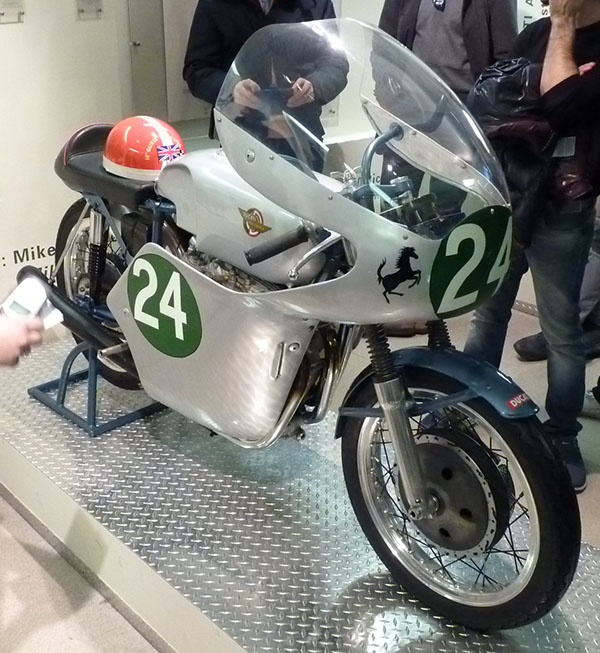 1960年、マイク・ヘイルウッドが乗ったダイキャスト製のDucati 250 Parallelo Desmoのカウルに描かれた「跳ね馬(cavallino rampante)」