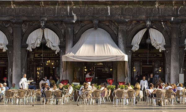 1720年に創業し、美しい象徴的なサンマルコ広場に位置するカッフェ・フロリアン(Caffè Florian)は、世界で最も古い現存するカフェです。ヨハン・ヴォルフガング・フォン・ゲーテ、ロード・バイロン、ジャコモ・カサノヴァといった多くの著名な人物やアーティストが、ここでコーヒーを楽しみながら知的な会話を交わしていました。カッフェ・フロリアンは、あらゆる階層の人々を受け入れ、このような場所が果たすことのできる社会的役割の先駆けとなりました。