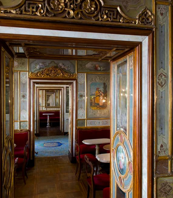 1720年に創業し、美しい象徴的なサンマルコ広場に位置するカッフェ・フロリアン(Caffè Florian)は、世界で最も古い現存するカフェです。ヨハン・ヴォルフガング・フォン・ゲーテ、ロード・バイロン、ジャコモ・カサノヴァといった多くの著名な人物やアーティストが、ここでコーヒーを楽しみながら知的な会話を交わしていました。カッフェ・フロリアンは、あらゆる階層の人々を受け入れ、このような場所が果たすことのできる社会的役割の先駆けとなりました。