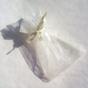 画像: 本当のお花を閉じ込めた上品ペンダントトップ ネコ　【カラー・イエロー】【カラー・ホワイト】