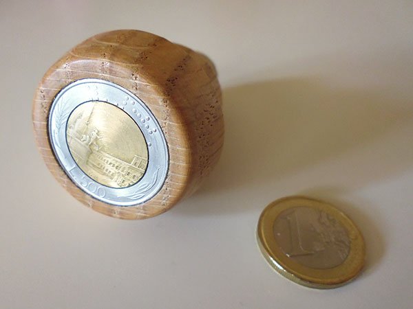 画像1: イタリア　手作り一点もの　木製ワインキャップ　500リラコイン　【カラー・ブラウン】 (1)