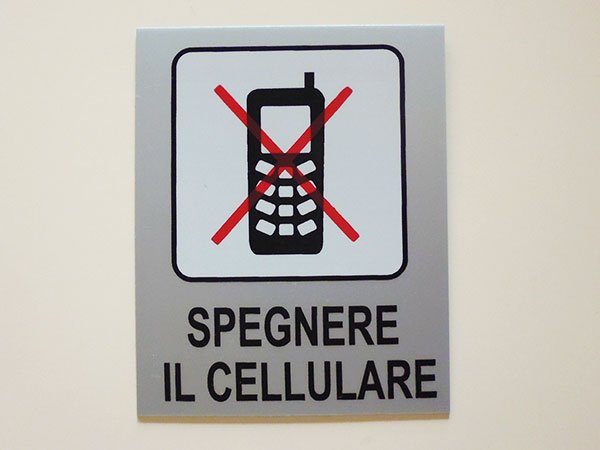 画像1: イタリア語表記シール貼付けタイプ  携帯の電源を切って下さい　SPEGNERE IL CELLILARE 【カラー・グレー】【カラー・ホワイト】【カラー・ブラック】 (1)