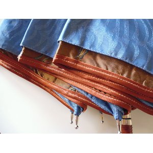 画像: イタリア製シルクの雨傘　内布・刺繍　持ち手・革張り【カラー・ブルー】【カラー・ブラウン】