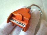 画像: ミニチュア・ピアノのキーホルダー　レザー 【カラー・オレンジ】